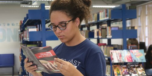 Menina lendo livro Menina lendo livro