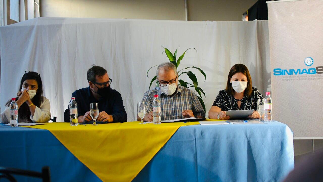 Mesa com quatro pessoas sentadas durante a eleição e posse do SinmaqSinos
