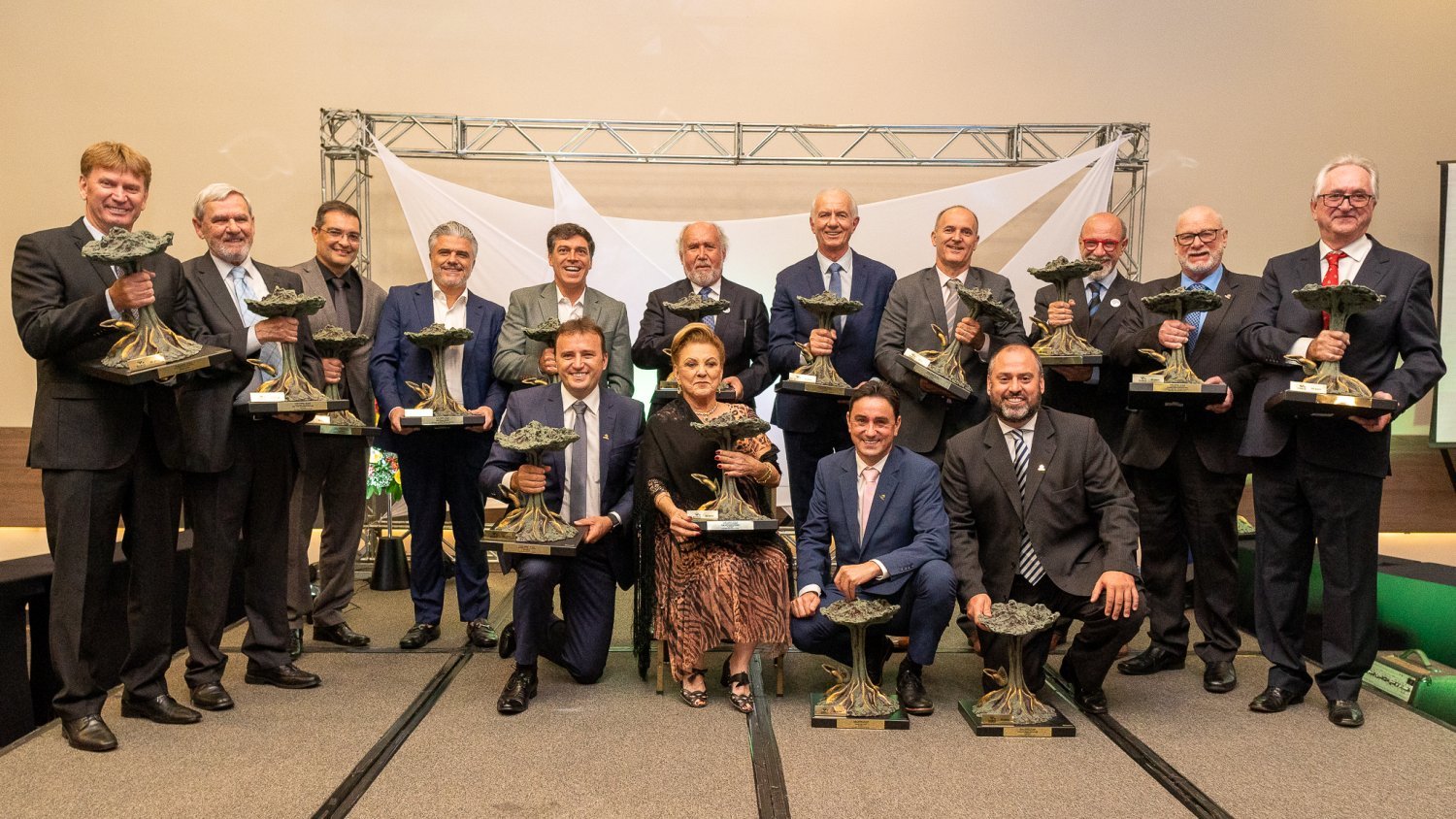 Homens e mulheres homenageados na homenagem de 50 anos do Siargs